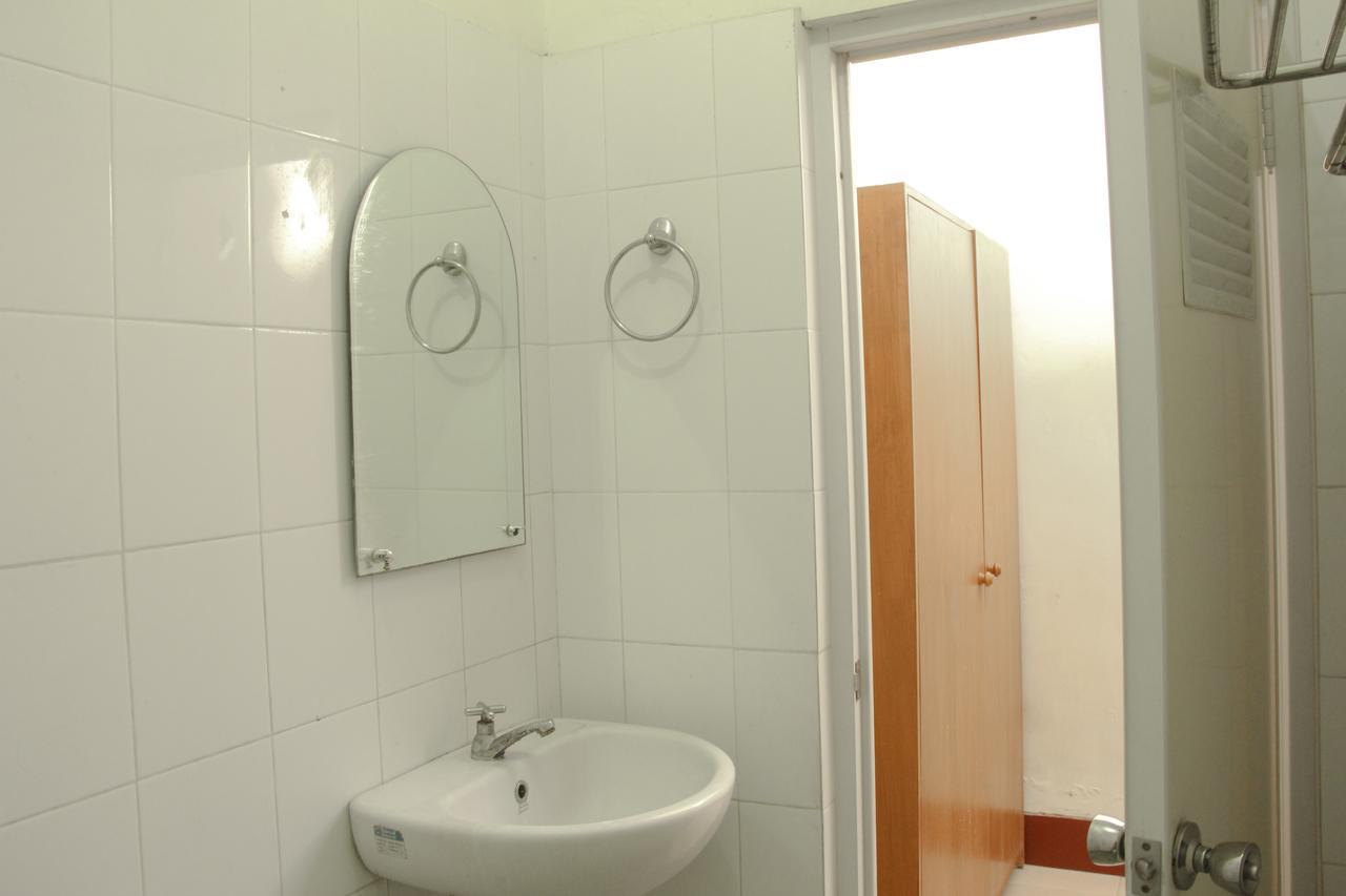 Reddoorz Plus @ Pejanggik Матарам Екстериор снимка